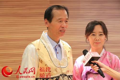 韓國江原道知事崔文洵接受人民網專訪。人民網韓國公司總經理（右1）周玉波擔任翻譯。鄒家驊 攝
