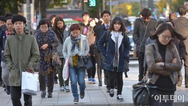 首爾樹木穿五彩“棉衣”抵御寒流入侵(組圖)