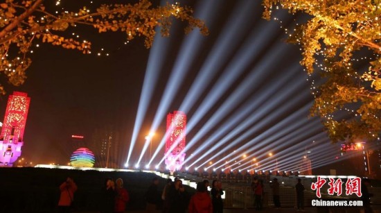 北京APEC會標亮燈 慶祝APEC召開（組圖）