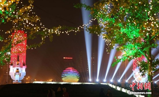 北京APEC會標亮燈 慶祝APEC召開（組圖）