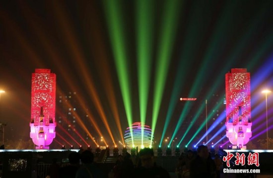 北京APEC會標亮燈 慶祝APEC召開（組圖）