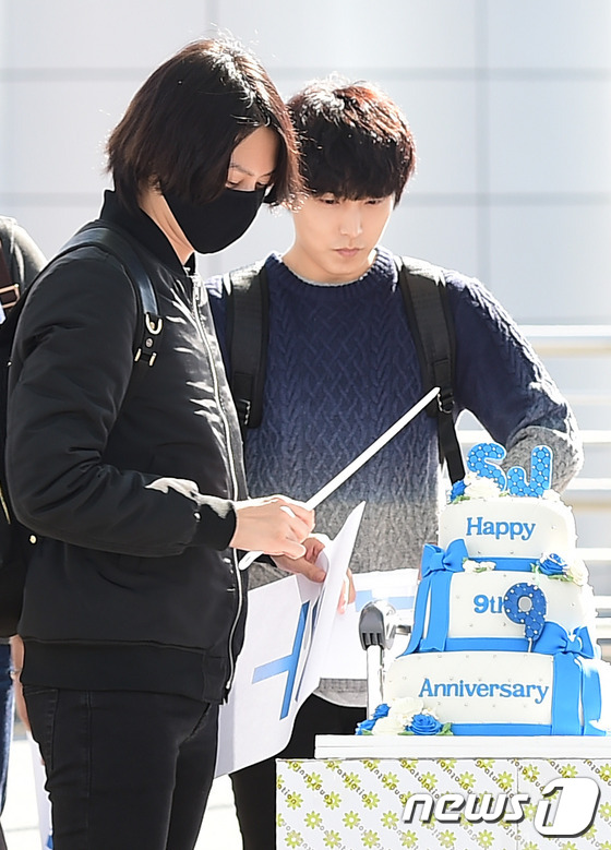 Super Junior機場準備蛋糕感謝粉絲 “9周年 謝謝”（組圖）