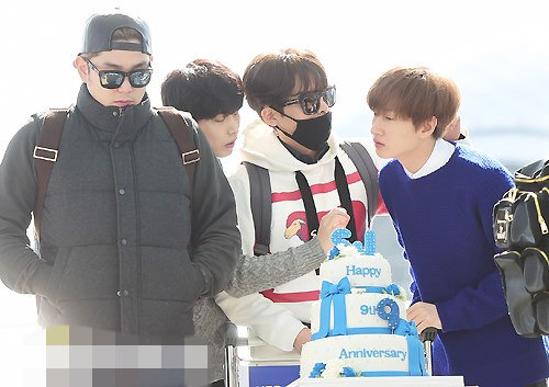Super Junior機場準備蛋糕感謝粉絲 “9周年 謝謝”（組圖）