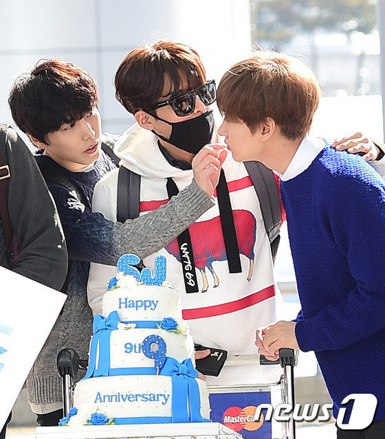 Super Junior機場準備蛋糕感謝粉絲 “9周年 謝謝”（組圖）