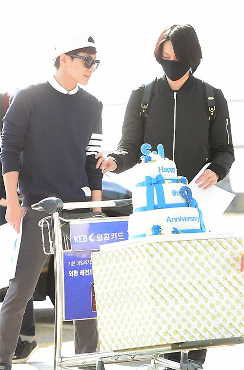 Super Junior機場準備蛋糕感謝粉絲 “9周年 謝謝”（組圖）