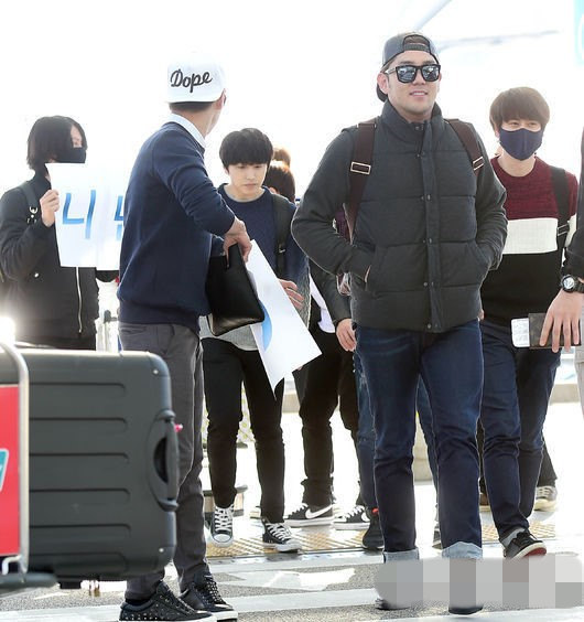 Super Junior機場準備蛋糕感謝粉絲 “9周年 謝謝”（組圖）