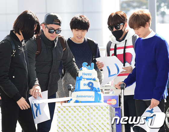 Super Junior機場準備蛋糕感謝粉絲 “9周年 謝謝”（組圖）