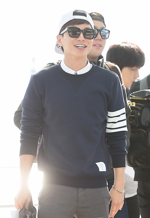 Super Junior機場準備蛋糕感謝粉絲 “9周年 謝謝”（組圖）