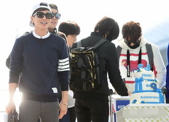 Super Junior機場準備蛋糕感謝粉絲 “9周年 謝謝”（組圖）