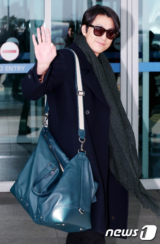 鄭雨盛赴倫敦現身機場 風衣圍脖演繹秋冬時尚（組圖）