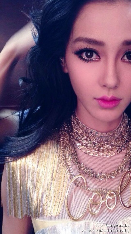 AngelaBaby也玩英雄聯盟 手持水槍化身暴走蘿莉