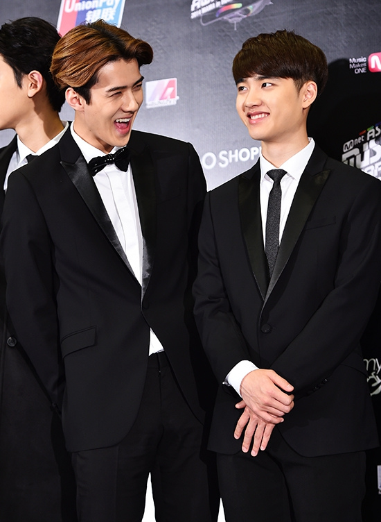 exo及winner亮相“2014MAMA”記者會 suho表示期待獎項世勛忙聊天（組圖）