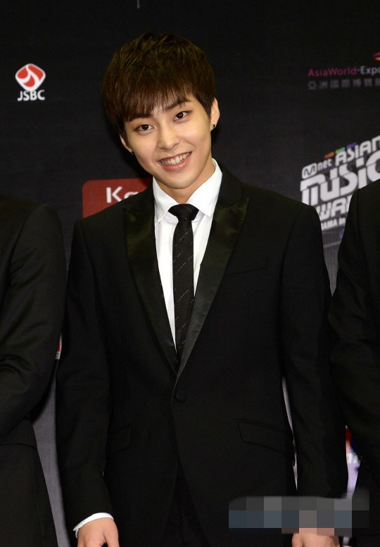 exo及winner亮相“2014MAMA”記者會 suho表示期待獎項世勛忙聊天（組圖）
