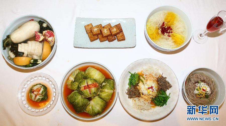 這是12月15日在韓國首爾拍攝的一套制作好的韓國宮廷料理套餐。新華社記者姚琪琳攝
