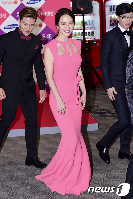 “2014SBS演藝大賞”紅毯照盤點 GOT7Jackson帥氣“周一情侶”最搶鏡（組圖）