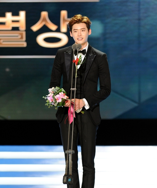 “2014SBS演技大賞”美照大匯總 全智賢奪“年度大賞”二賢合體受關注（組圖）