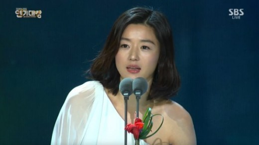 “2014SBS演技大賞”美照大匯總 全智賢奪“年度大賞”二賢合體受關注（組圖）