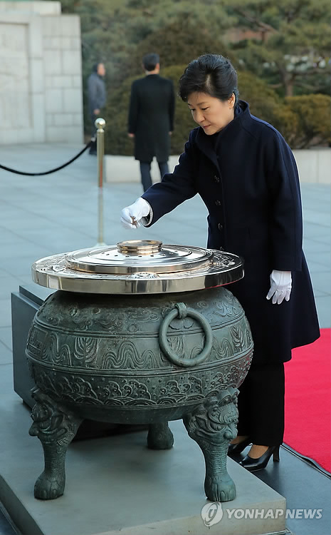 韓國總統樸槿惠新年首日參拜顯忠院 祝愿半島和平與繁榮