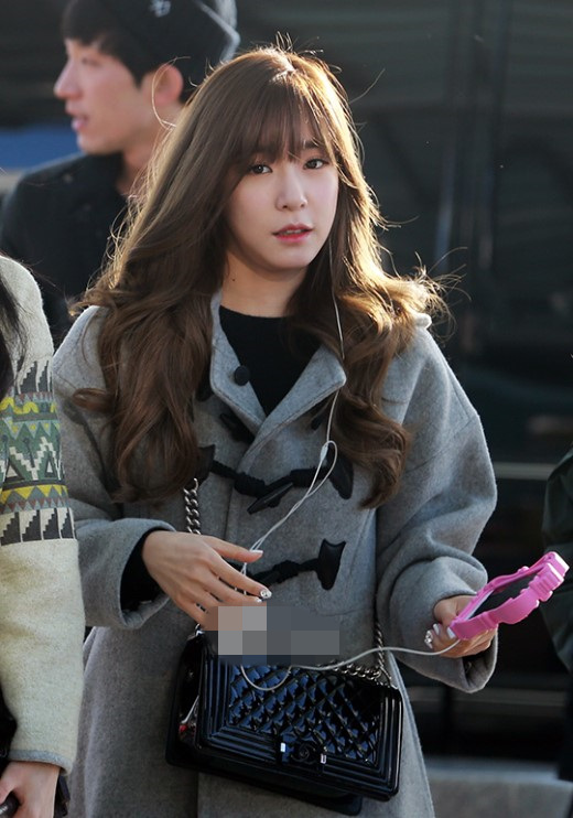 少女時代機場時尚演繹最in新年裝 允兒黑色裝扮顯干練（組圖）