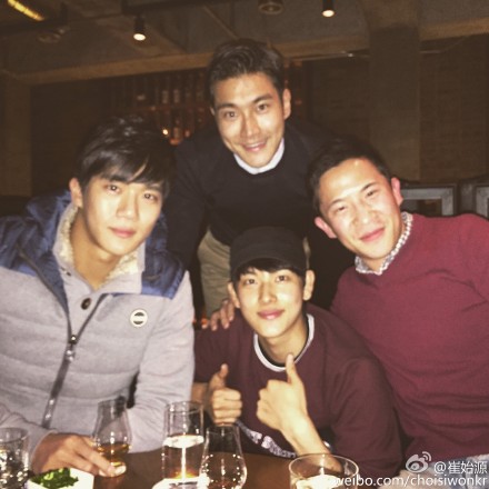 崔始源曬與好友聚餐照 網友：中文好 就是任性(圖)