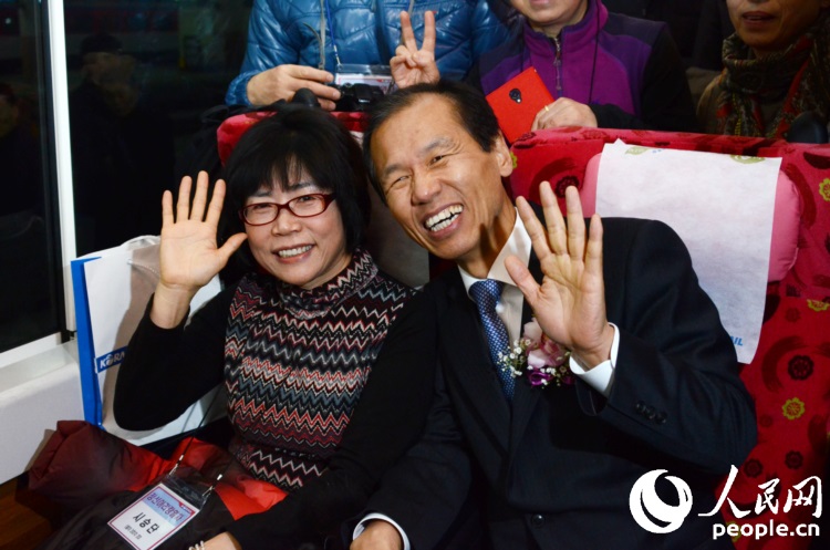 江原道知事崔文洵和旅客乘坐旌善阿里郎列車。