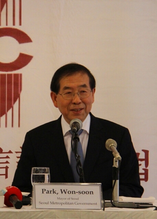 圖為樸元淳市長21日招待會上接受記者采訪。攝影 萬宇
