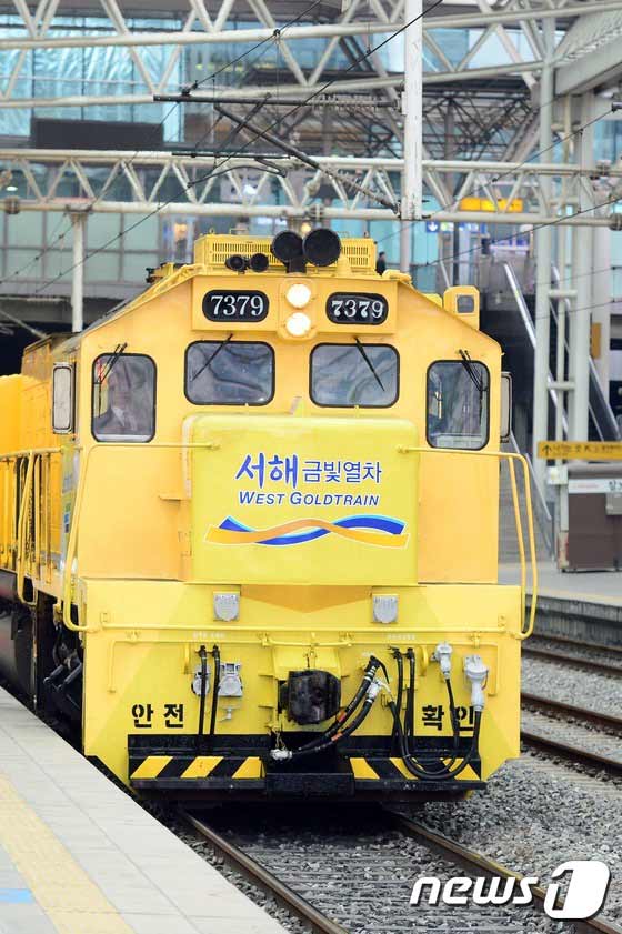 韓國西海岸旅游專線“金色列車”29日上午正式啟動。