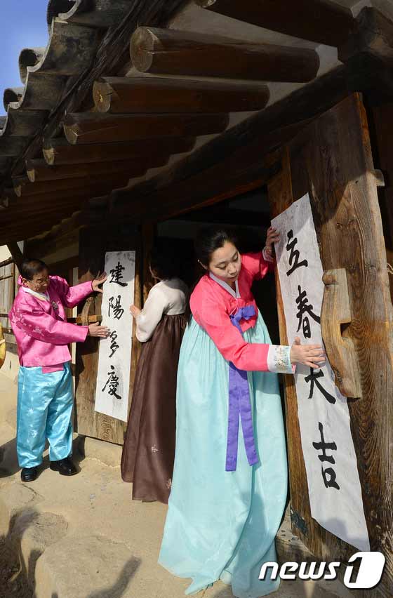 韓國立春貼對聯 祈愿幸運相伴【組圖】