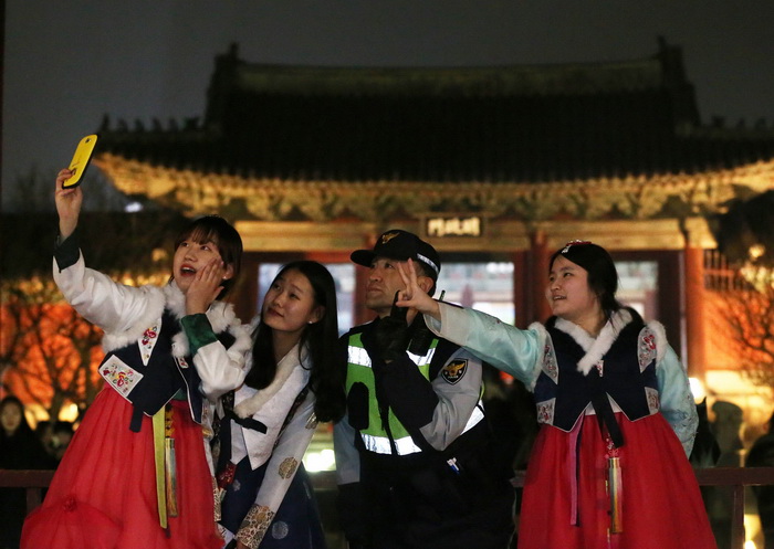 首爾古代宮殿開放夜間游 網售火爆現黃牛票【組圖】