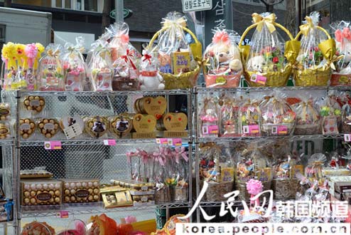 情人節將至，韓國便利店門口擺滿巧克力。（攝影：黃海燕）