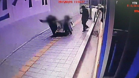 韓國首爾人行道路面突然坍塌 一對男女瞬間墜坑消失（組圖）