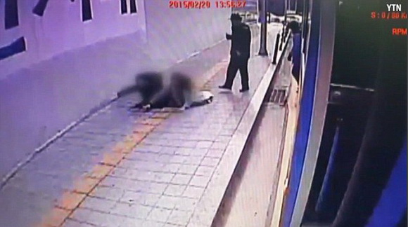 韓國首爾人行道路面突然坍塌 一對男女瞬間墜坑消失（組圖）