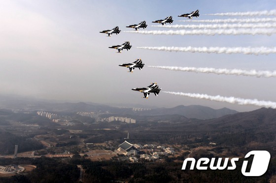 韓國“黑鷹”特技飛行隊備戰三一節 進行空中彩排【組圖】