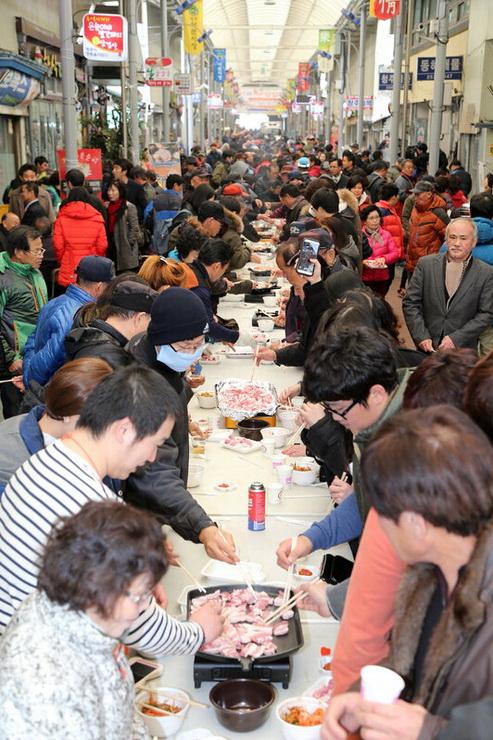 韓國舉辦五花肉百人宴 數百市民免費吃烤肉(組圖)
