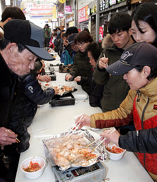 韓國舉辦五花肉百人宴 數百市民免費吃烤肉(組圖)
