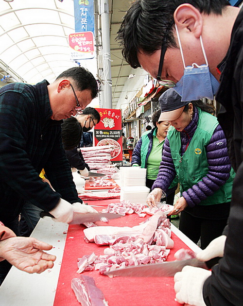 韓國舉辦五花肉百人宴 數百市民免費吃烤肉(組圖)