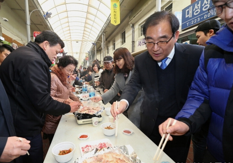 韓國舉辦五花肉百人宴 數百市民免費吃烤肉(組圖)