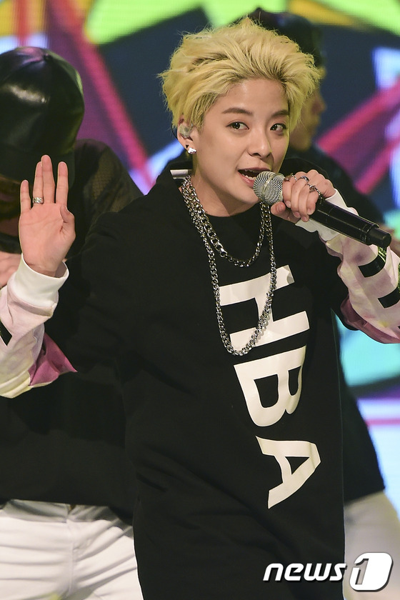 4minute f(x)Amber拼人氣 泫雅皮褲紅唇性感爆表（組圖）