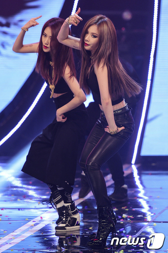 4minute f(x)Amber拼人氣 泫雅皮褲紅唇性感爆表（組圖）