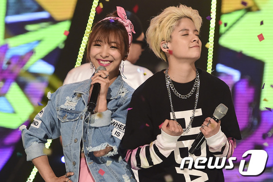 4minute f(x)Amber拼人氣 泫雅皮褲紅唇性感爆表（組圖）