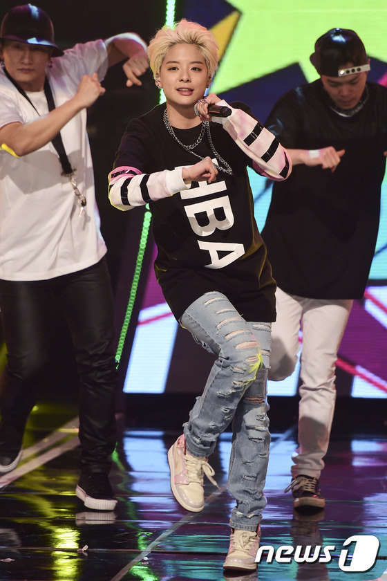 4minute f(x)Amber拼人氣 泫雅皮褲紅唇性感爆表（組圖）