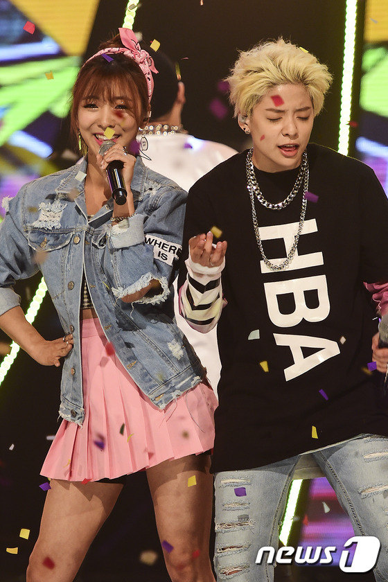 4minute f(x)Amber拼人氣 泫雅皮褲紅唇性感爆表（組圖）