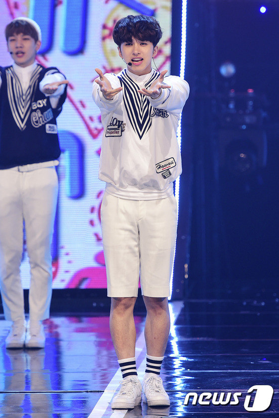 4minute f(x)Amber拼人氣 泫雅皮褲紅唇性感爆表（組圖）