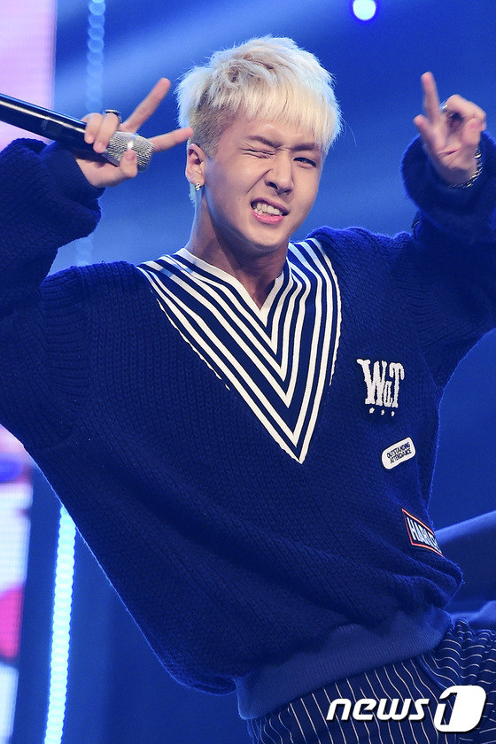 4minute f(x)Amber拼人氣 泫雅皮褲紅唇性感爆表（組圖）