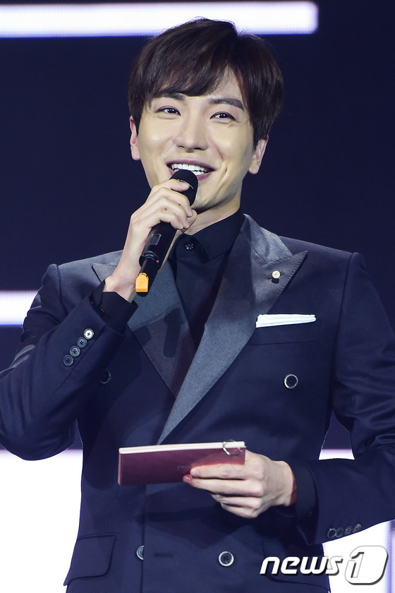Super Junior小分隊舉行新專showcase 東海銀赫現場秀兄弟情（組圖）