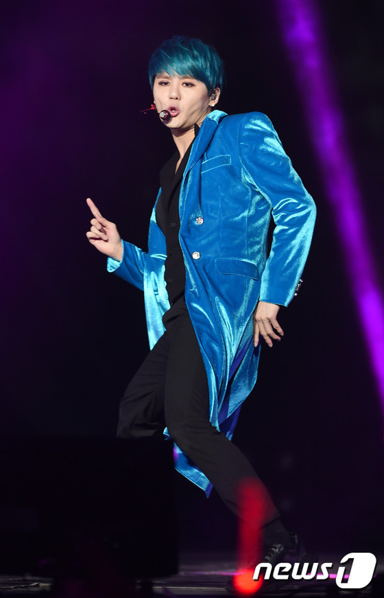JYJ金俊秀頭頂藍發開演唱會 勁歌熱舞賣力演出（組圖）