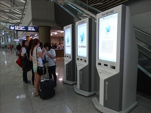 仁川機場內的自動退稅機，圖為外籍游客在辦理退稅。