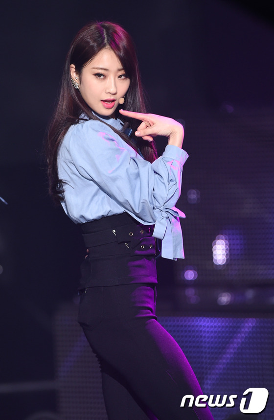 韓女團舞臺主打清純風 校服短裙甜美可愛（組圖）