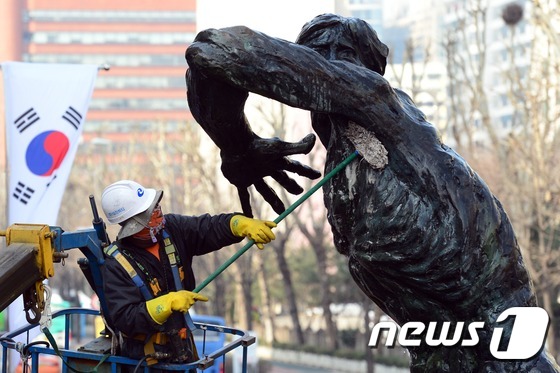 首爾體育雕塑“洗澡”迎春【組圖】