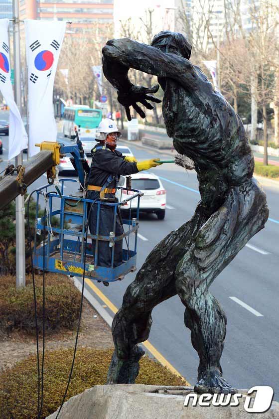 首爾體育雕塑“洗澡”迎春【組圖】